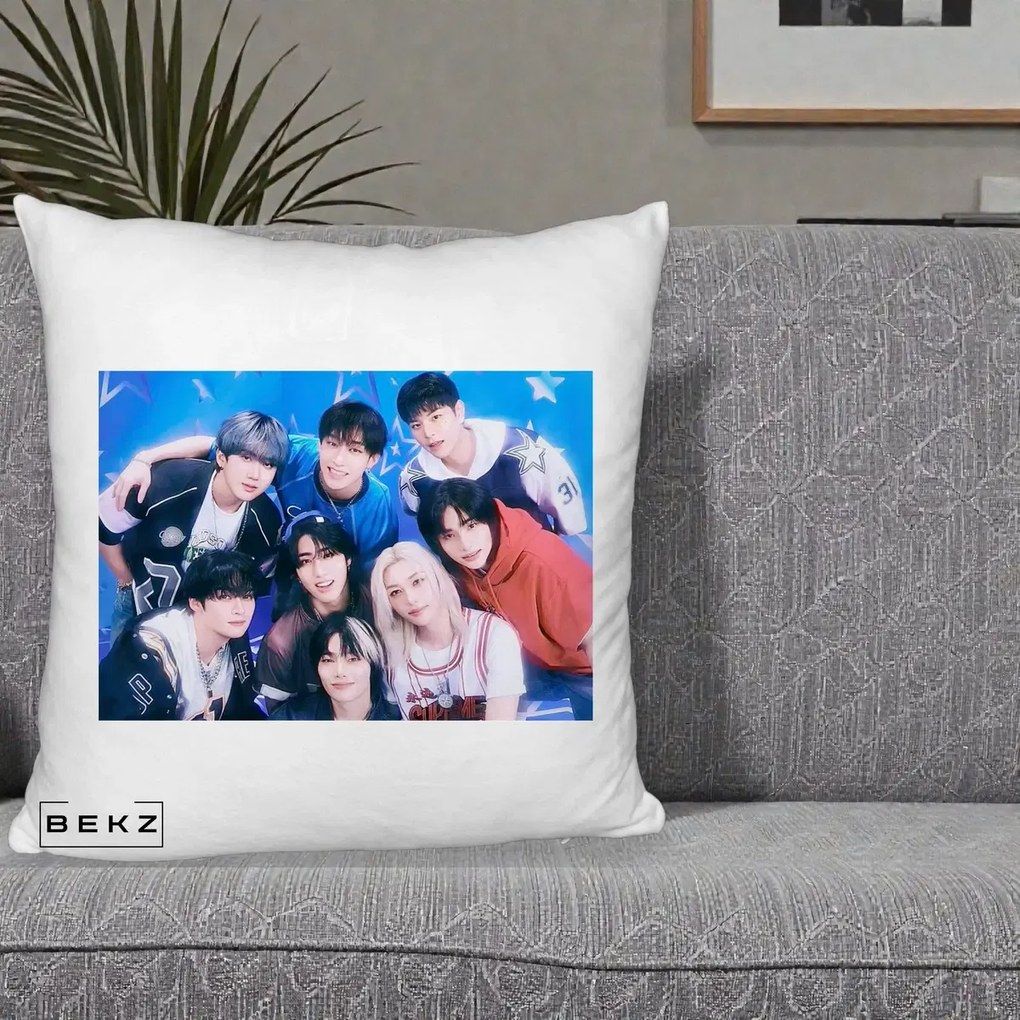 Perna personalizata K-pop: Grup Foto Stele, 40x40 cm cu Umplutura, Alb Pufos, BEKZ