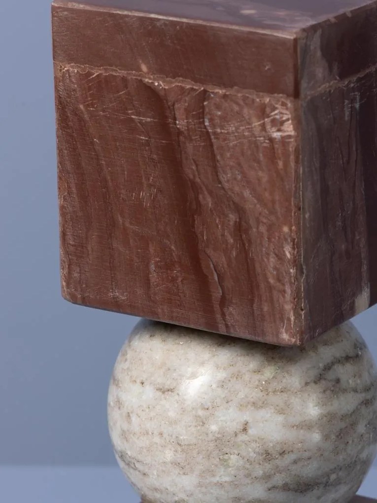 Sfeșnic din marmură maro cu forme geometrice suprapuse, bej-maro-vișiniu, finisaj glazurat, 26×7,5 x 7.5 cm, „Coloma"