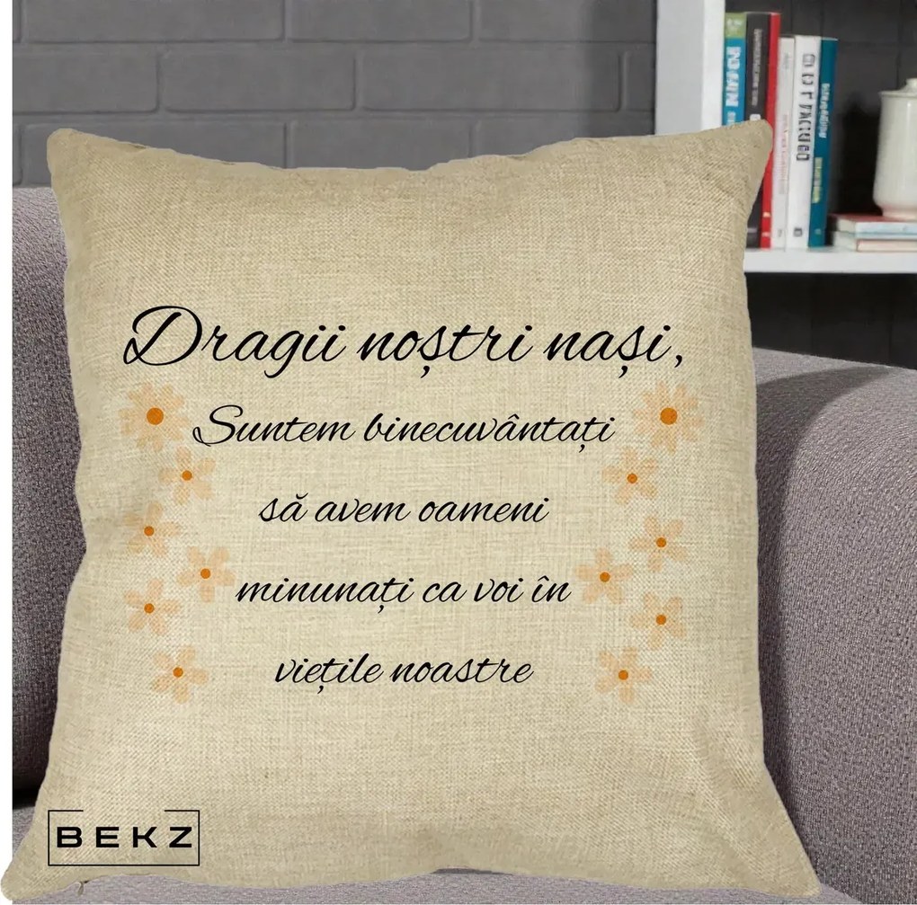 Cadou pentru Nasi - Perna Personalizata Dragii Nostri Nasi Suntem Binecuvantati cu Floricele, 40x40 cm, Crem, Husa Detasabila, Perna Inclusa, BEKZ®
