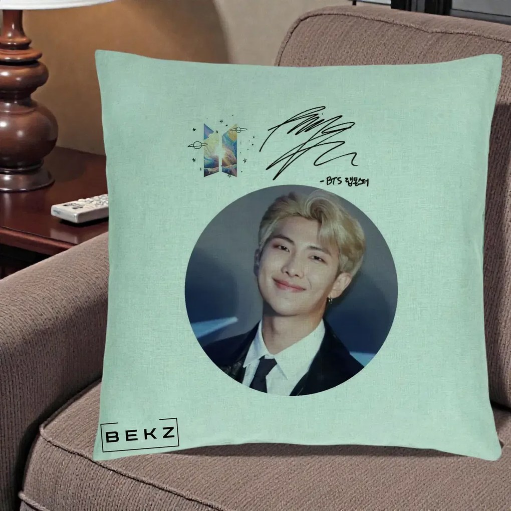 Perna Personalizata K-pop BTS RM Namjoon Portret Cerc cu Autograf, 40x40 cm, Verde Menta, Husa Detasabila, Perna Inclusa, BEKZ®