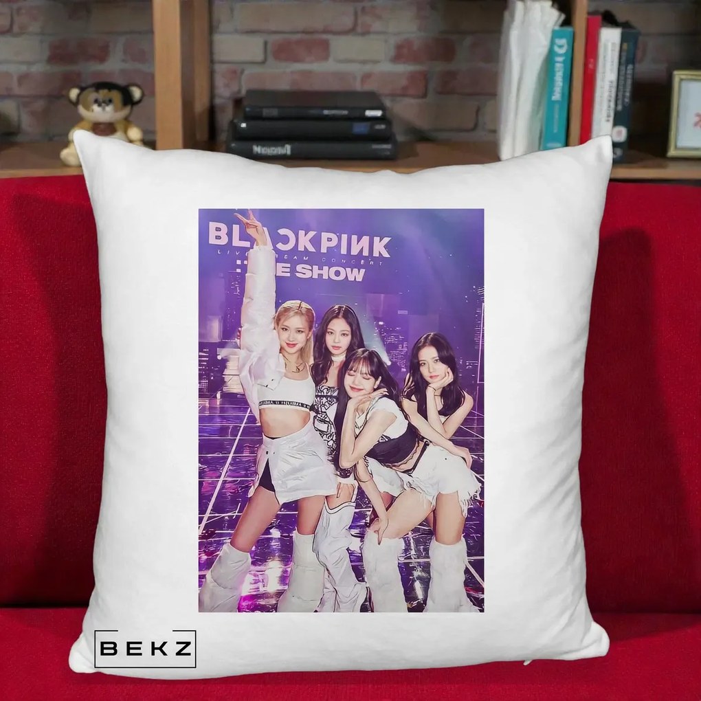 Perna Personalizata K-pop BLACKPINK The Show Concert cu 4 Membre pe Scena, 40x40 cm, Alb Pufos, Husa Detasabila, Perna Inclusa, BEKZ®