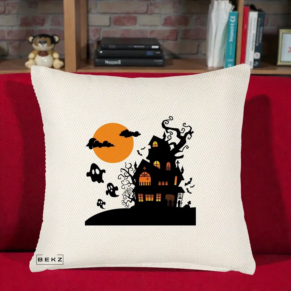 Perna Decorativa Halloween Casa Bantuita cu Fantome, 40x40 cm, Crem Reliefat, Husa Detasabila, Perna Inclusa, BEKZ®