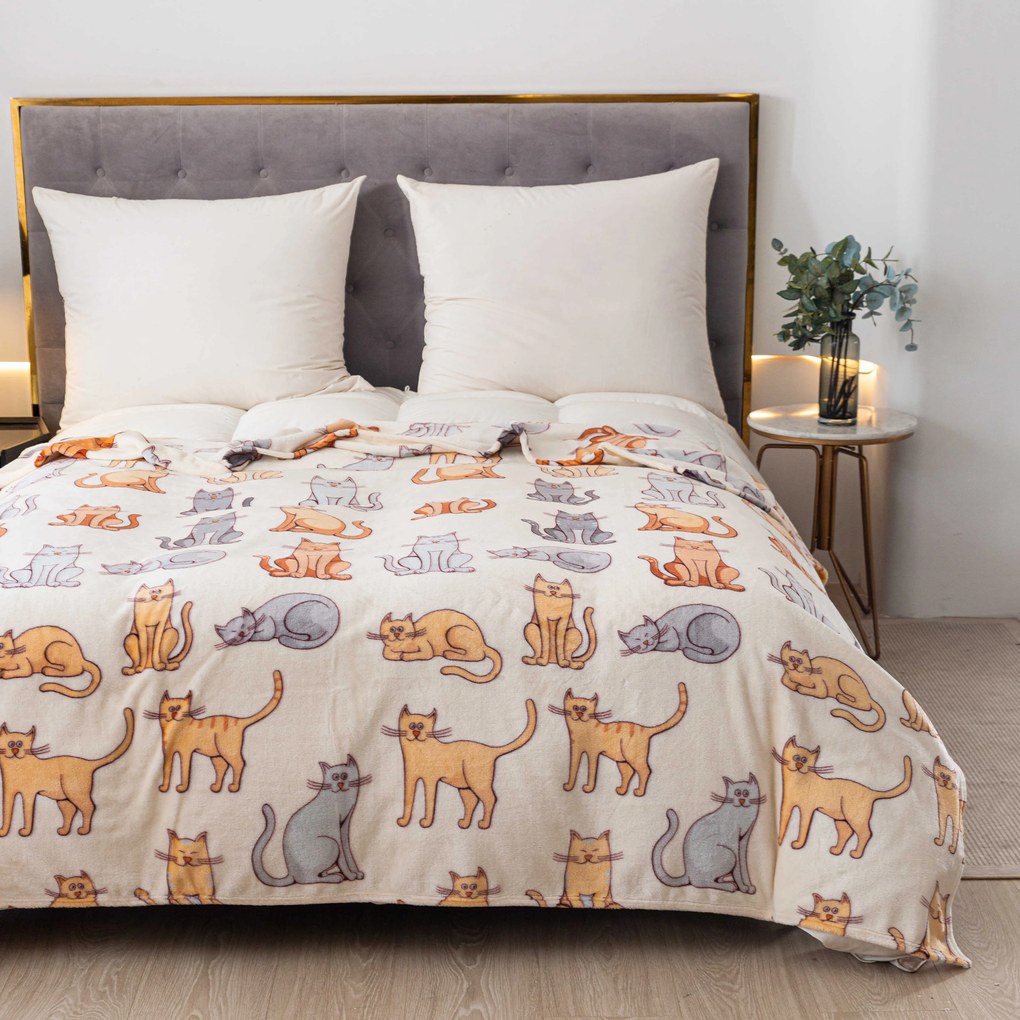 Patura din microplus COLORED CATS crem Dimensiune: 200 x 220 cm
