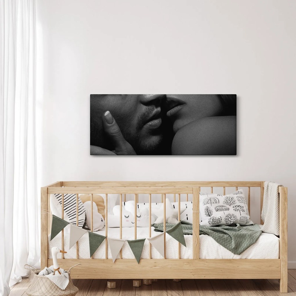 Tablou - Sărutul, fotografie alb-negru (120x50 cm)