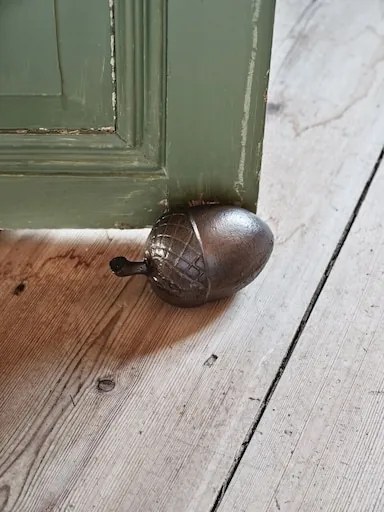 Opritor de ușă din fontă în formă de ghindă, maro antichizat, finisaj mat, 13×7,5×7,3 cm, „Acorn"