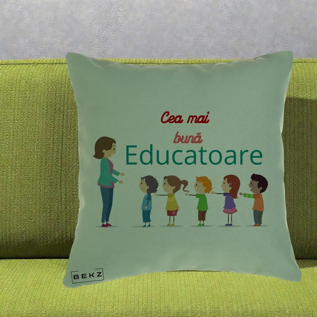 Cadou pentru Educatoare - Perna Personalizata Cea mai Buna Educatoare cu Ilustratie Copii si Educatoare, 40x40 cm, Verde, Husa Detasabila, Perna Inclusa, BEKZ®