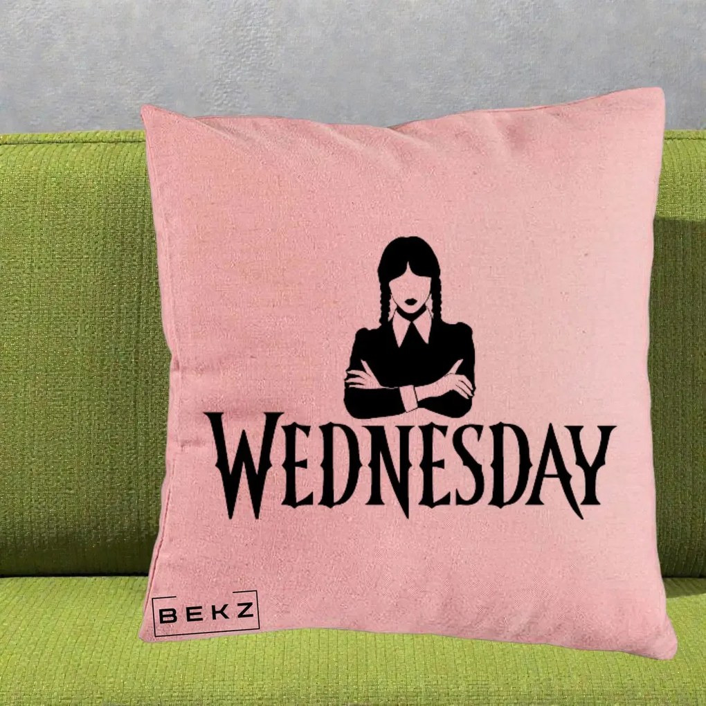Perna Personalizata Wednesday Addams cu Brate Incrucisate, 40x40 cm, Roz, Husa Detasabila, Perna Inclusa, BEKZ®