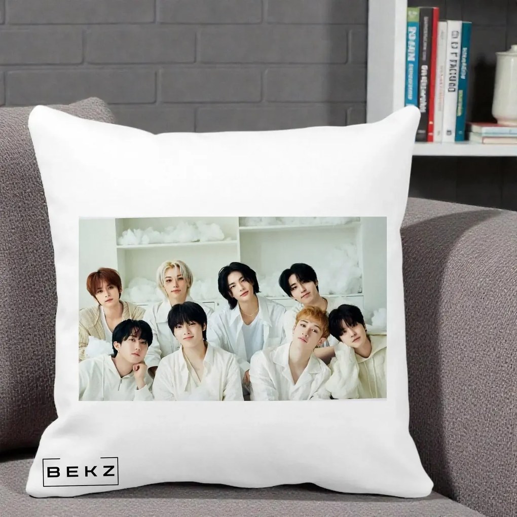 Perna Personalizata K-pop Stray Kids Foto Grup All-White Landscape, 40x40 cm, Alba Mata, Husa Detasabila, Perna Inclusa, BEKZ®