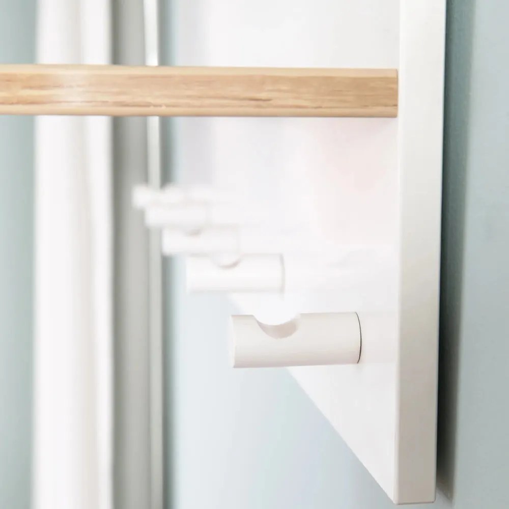 Cuier pentru copii alb-în culoare naturală de perete cu aspect de lemn de stejar Ava – Roba