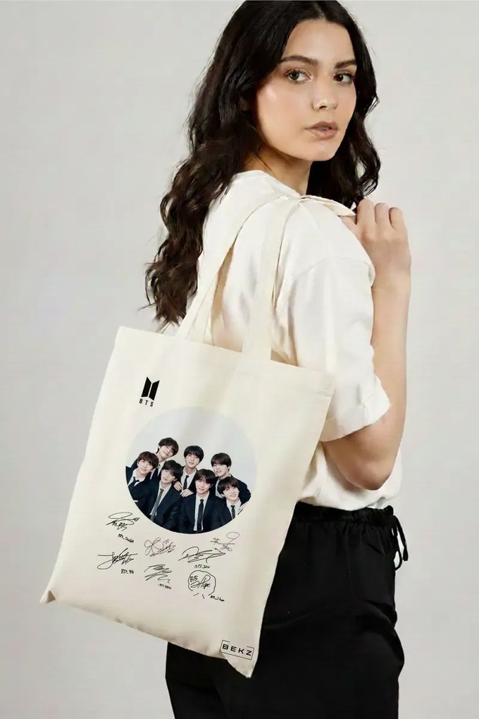 Sacosa de Panza pentru Cumparaturi, Geanta Tote, model BTS Army 8 cu semnaturii, 38x34.5 cm, Alba, BEKZ®