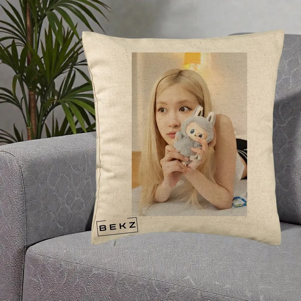 Perna Personalizata K-pop BLACKPINK Rose cu Papusa Iepure, 40x40 cm, Bej, Husa Detasabila, Perna Inclusa, BEKZ®