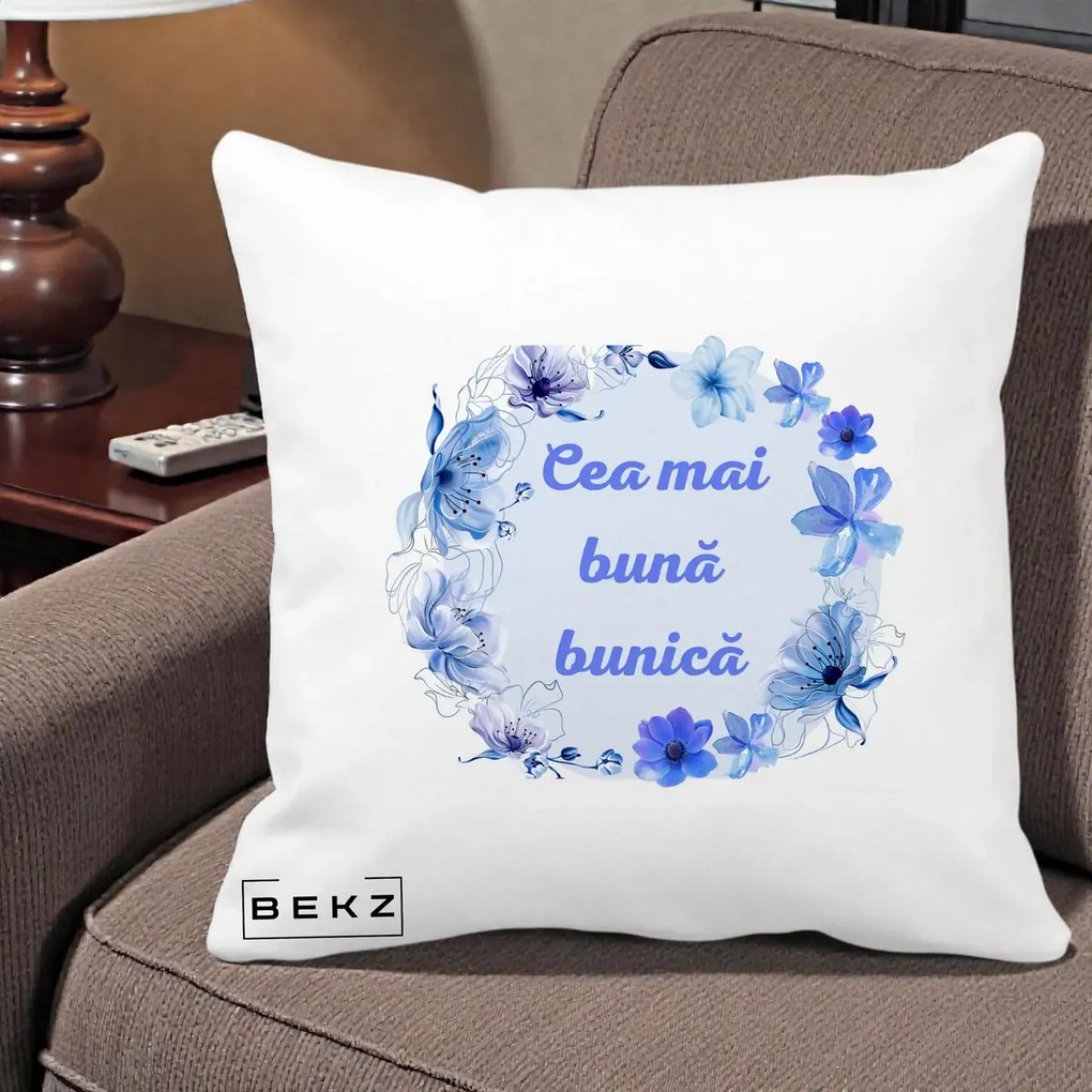 Cadou pentru Bunica - Perna Personalizata Cea Mai Buna Bunica Coronita Flori Albastre Acuarela, 40x40 cm, Alba Mata, Husa Detasabila, Perna Inclusa, BEKZ®
