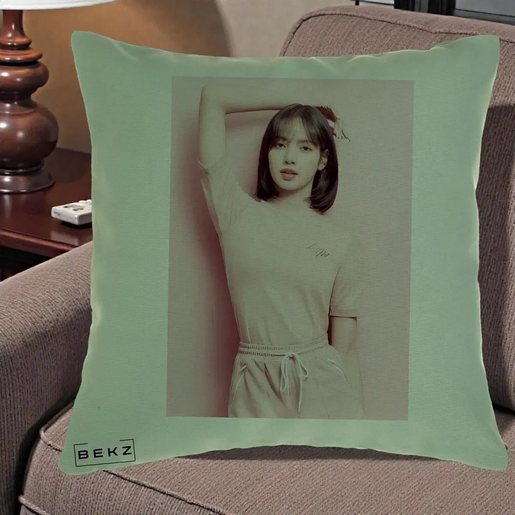 Perna Personalizata K-pop BLACKPINK Lisa Roz, 40x40 cm, Verde, Husa Detasabila, Perna Inclusa, BEKZ®