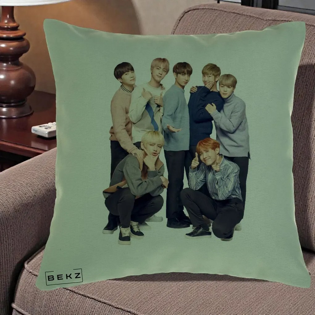 Perna Personalizata K-pop BTS Foto Grup In Picioare Tricoturi, 40x40 cm, Verde, Husa Detasabila, Perna Inclusa, BEKZ®