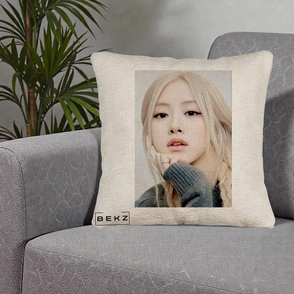 Perna Personalizata K-pop BLACKPINK Rose cu Jucarie de Plus, 40x40 cm, Bej Canapea, Husa Detasabila, Perna Inclusa, BEKZ®