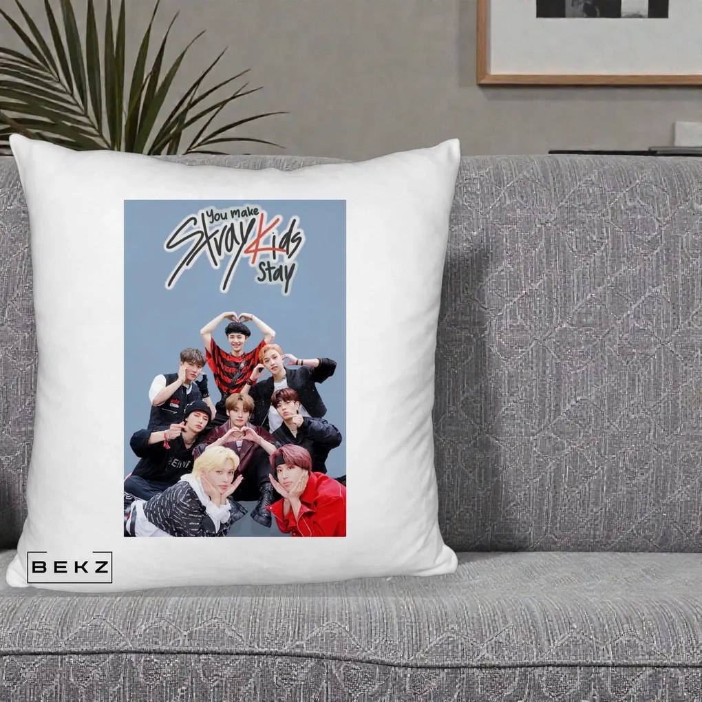 Perna Personalizata K-pop Stray Kids You Make Stray Kids Stay cu Foto Grup, 40x40 cm, Alb Pufos, Husa Detasabila, Perna Inclusa, BEKZ®