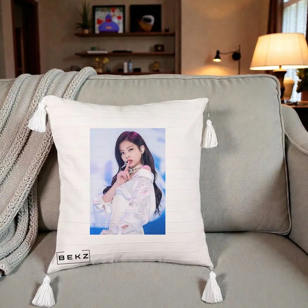 Perna Personalizata K-pop BLACKPINK Jennie Concert Alb cu Microfon, 40x40 cm, Bej cu Franjuri, Husa Detasabila, Perna Inclusa, BEKZ®
