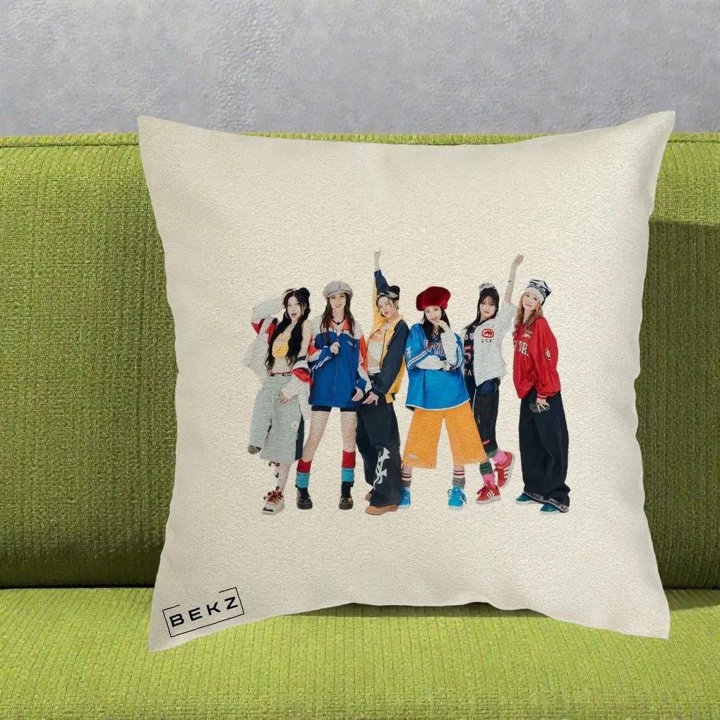 Perna Personalizata Grup K-pop Fete in Picioare Foto, 40x40 cm, Ecru, Husa Detasabila, Perna Inclusa, BEKZ®