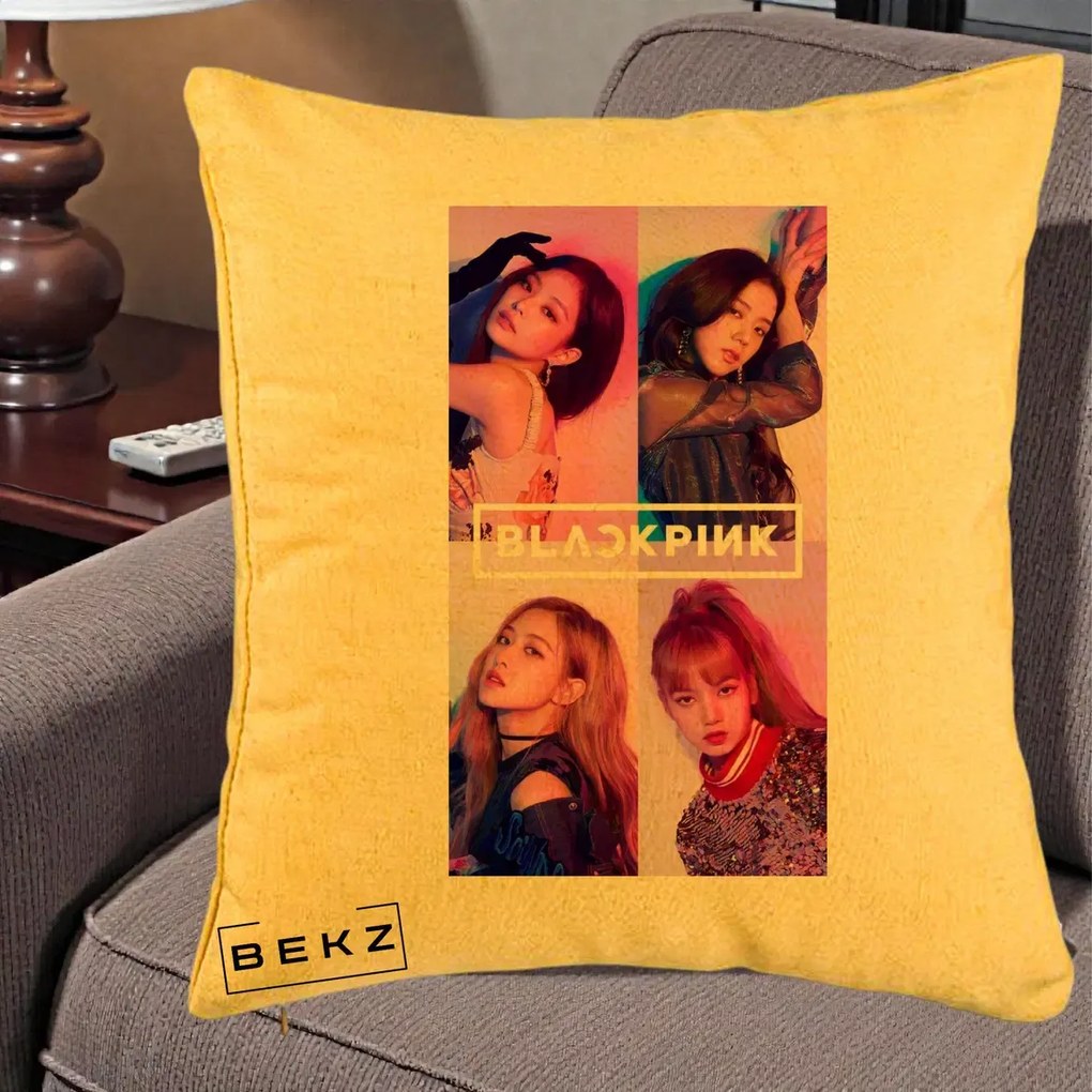 Perna Personalizata K-pop BLACKPINK Poster Colaj 4 Membre Violet Roz, 40x40 cm, Galben, Husa Detasabila, Perna Inclusa, BEKZ®