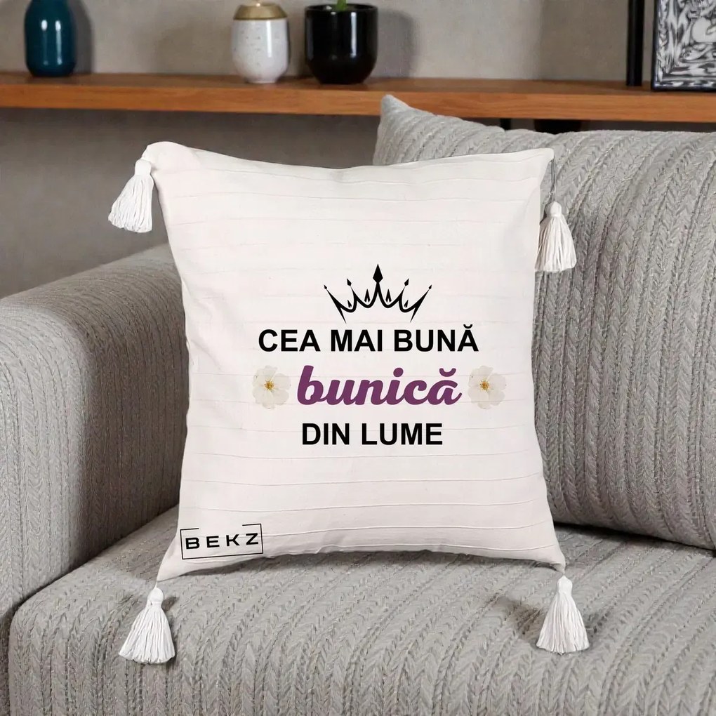 Cadou pentru Bunica - Perna Personalizata Cea Mai Buna Bunica Din Lume Coroana Mov Flori, 40x40 cm, Bej cu Franjuri, Husa Detasabila, Perna Inclusa, BEKZ®