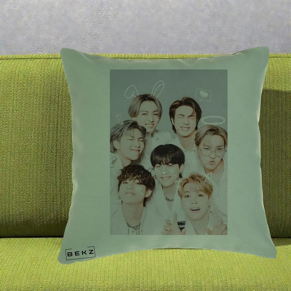 Perna Personalizata K-pop BTS Foto Grup Cute cu Animatii si 7 Membrii, 40x40 cm, Verde, Husa Detasabila, Perna Inclusa, BEKZ®