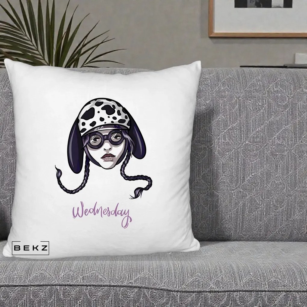 Perna Personalizata Wednesday Addams cu Caine Dalmatian, 40x40 cm, Alb Pufos, Husa Detasabila, Perna Inclusa, BEKZ®