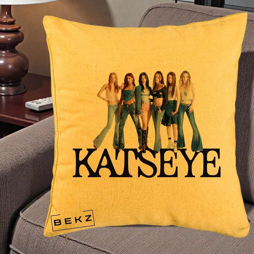 Perna Personalizata K-pop KATSEYE Foto Grup Blugi, 40x40 cm, Galben, Husa Detasabila, Perna Inclusa, BEKZ®