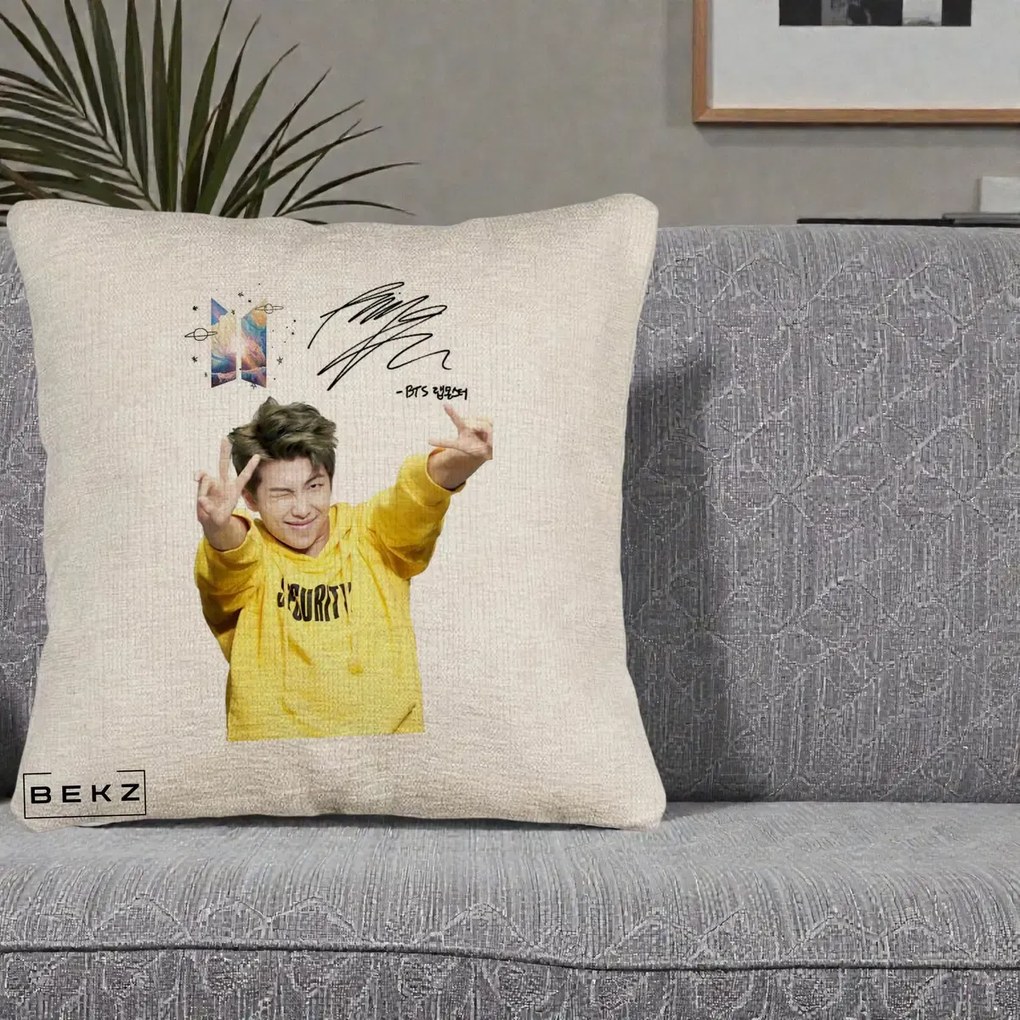 Perna Personalizata K-pop BTS RM Namjoon Hanorac Galben Autograf, 40x40 cm, Bej Canapea, Husa Detasabila, Perna Inclusa, BEKZ®