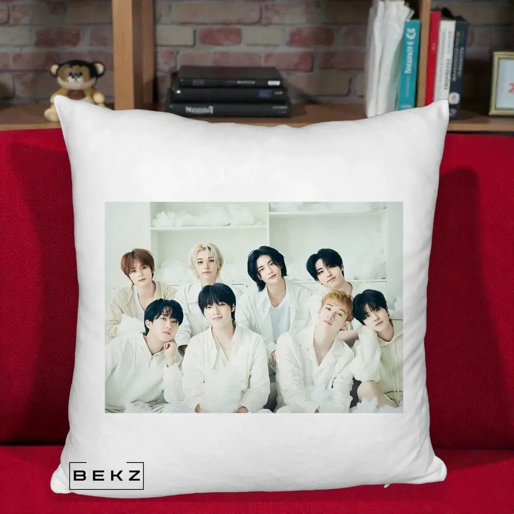 Perna Personalizata K-pop Stray Kids Foto Grup Alb All-White cu 8 Membrii, 40x40 cm, Alb Pufos, Husa Detasabila, Perna Inclusa, BEKZ®
