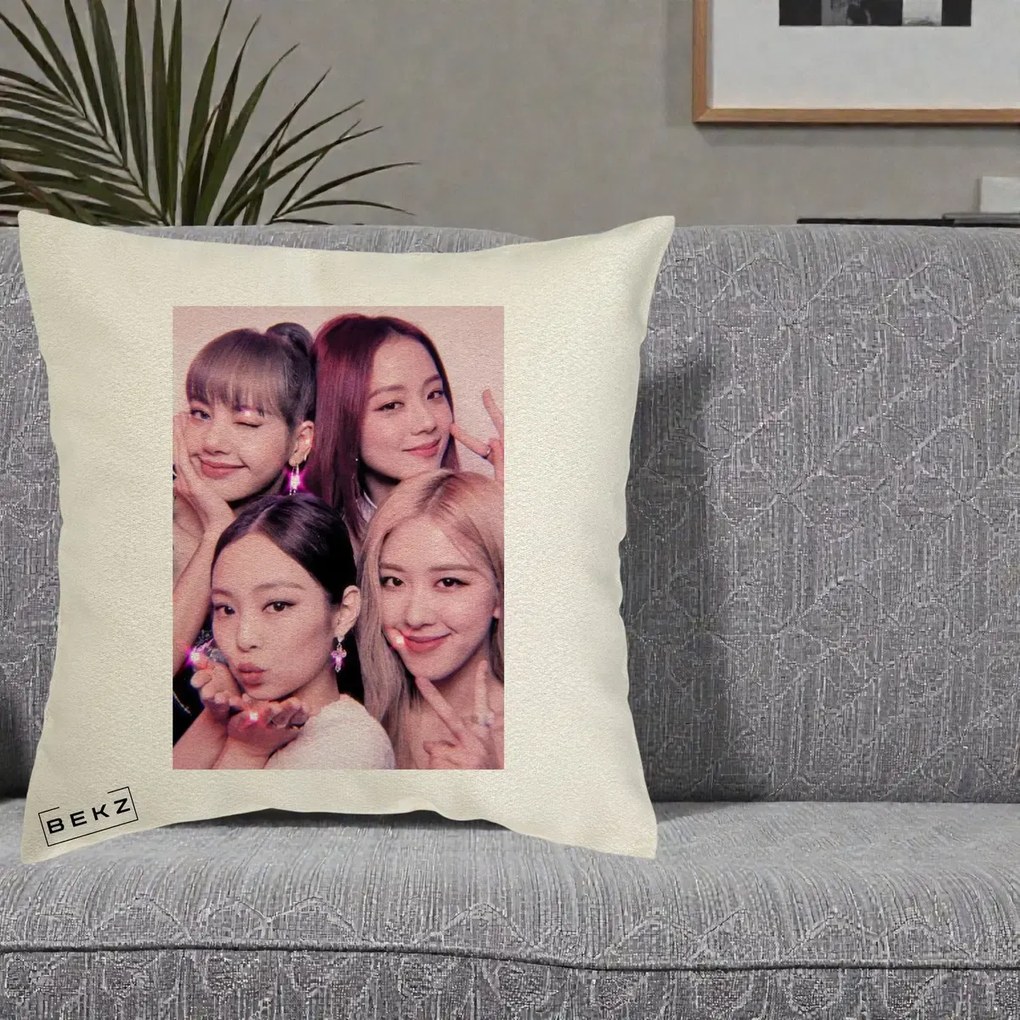 Perna Personalizata K-pop BLACKPINK Foto Grup Selfie Roz cu Glitter, 40x40 cm, Ecru, Husa Detasabila, Perna Inclusa, BEKZ®