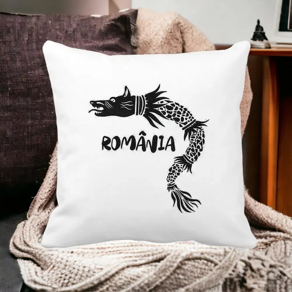 Perna Personalizata Patrata Lup Dacic Romania, 40x40 cm, Alba Mata, Husa Detasabila, Perna Inclusa, BEKZ®