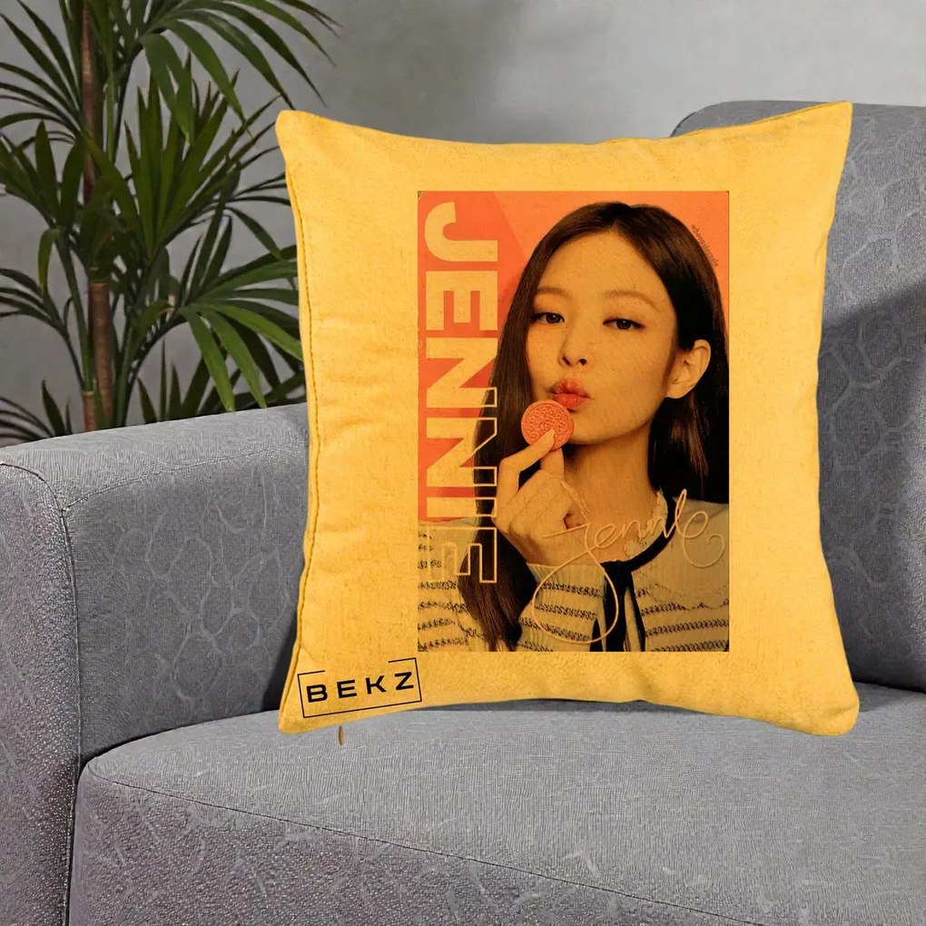 Perna Personalizata K-pop BLACKPINK Jennie cu Semnatura si Fond Roz, 40x40 cm, Galben, Husa Detasabila, Perna Inclusa, BEKZ®