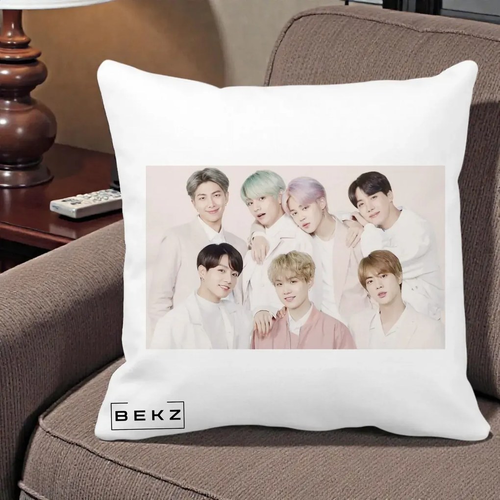 Perna Personalizata K-pop BTS Foto Grup Landscape Pastel, 40x40 cm, Alba Mata, Husa Detasabila, Perna Inclusa, BEKZ®
