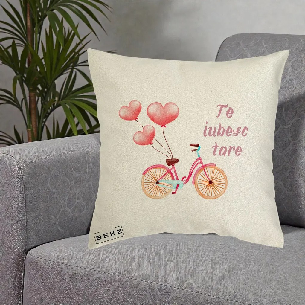 Perna Decorativa Te Iubesc Tare cu Bicicleta Roz si Baloane Inima, 40x40 cm, Ecru, Husa Detasabila, Perna Inclusa, BEKZ®