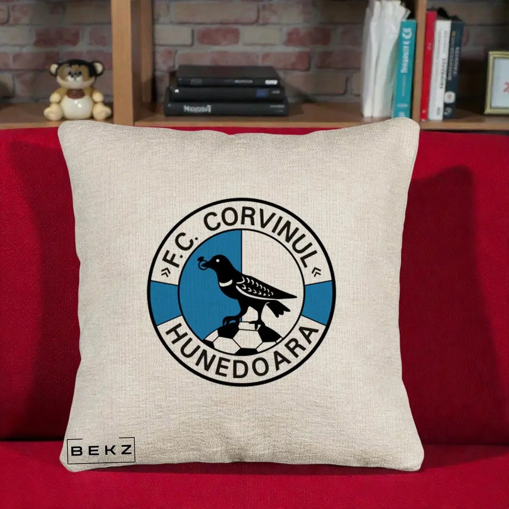 Perna Personalizata FC Corvinul Hunedoara Fotbal, 40x40 cm, Bej Canapea, Husa Detasabila, Perna Inclusa, BEKZ®