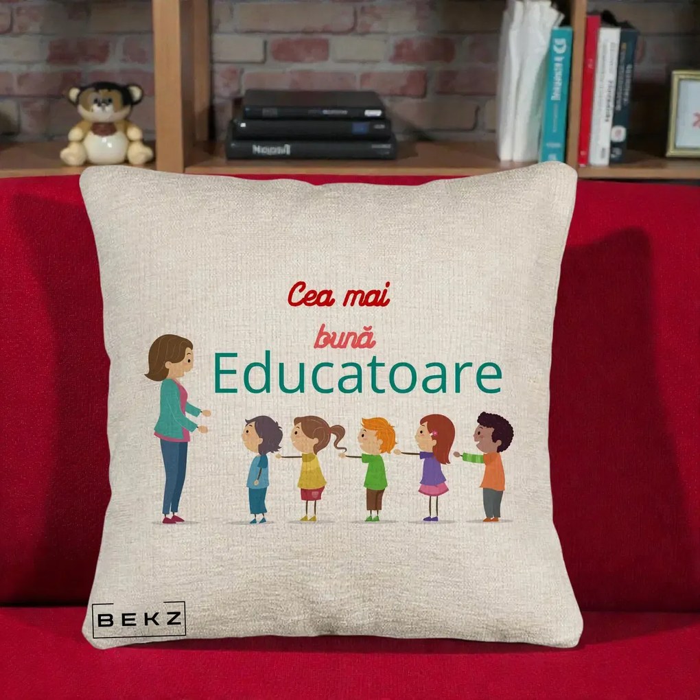 Cadou pentru Educatoare - Perna Personalizata Cea mai Buna Educatoare cu Ilustratie Copii si Educatoare, 40x40 cm, Bej Canapea, Husa Detasabila, Perna Inclusa, BEKZ®