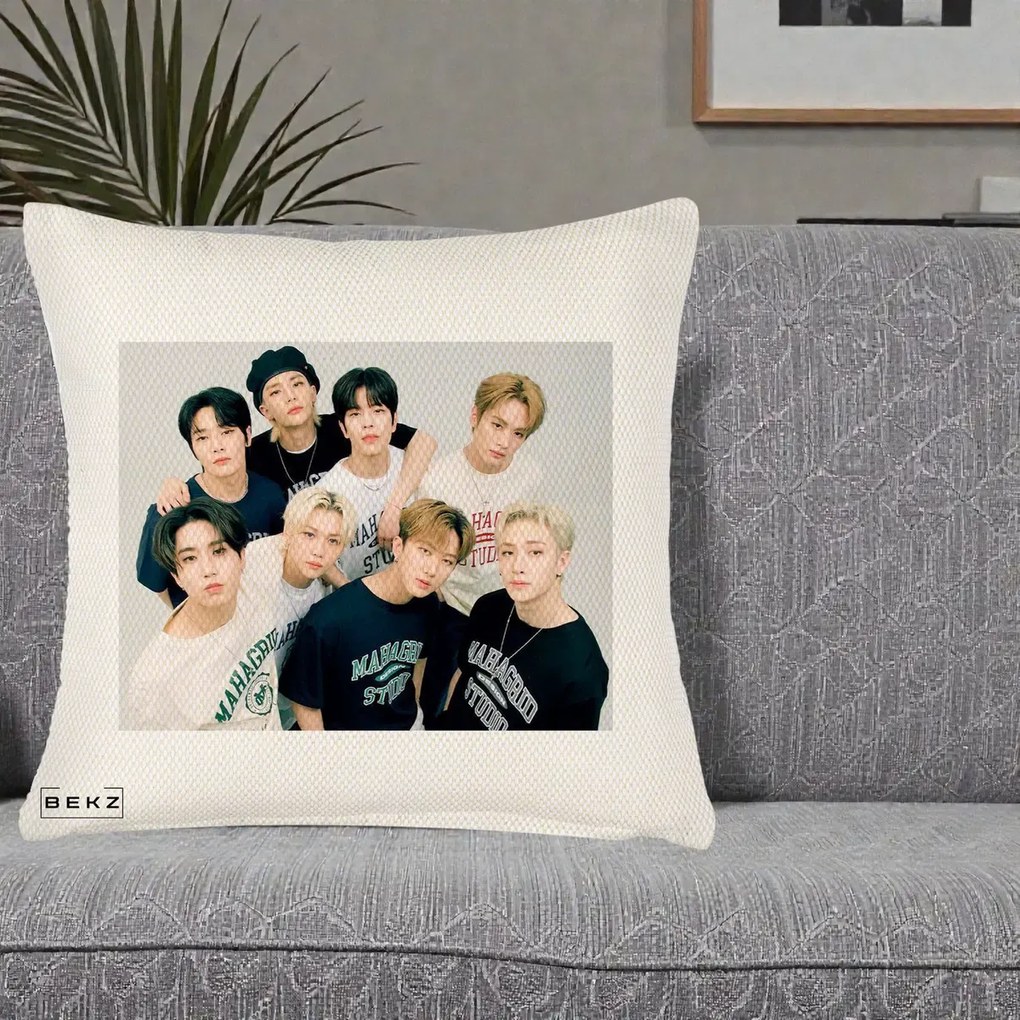 Perna Personalizata K-pop Stray Kids Foto Grup Text, 40x40 cm, Crem Reliefat, Husa Detasabila, Perna Inclusa, BEKZ®