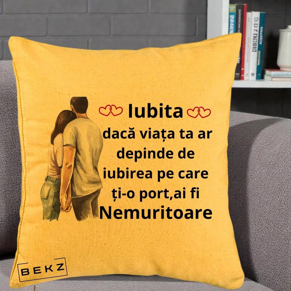 Cadou pentru Iubita - Perna Personalizata Iubita Nemuritoare cu Cuplu Acuarela Roz si Inimi, 40x40 cm, Galben, Husa Detasabila, Perna Inclusa, BEKZ®