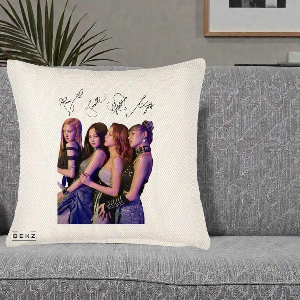 Perna Personalizata K-pop BLACKPINK Fotografie Grup Autografe Deasupra, 40x40 cm, Crem Reliefat, Husa Detasabila, Perna Inclusa, BEKZ®