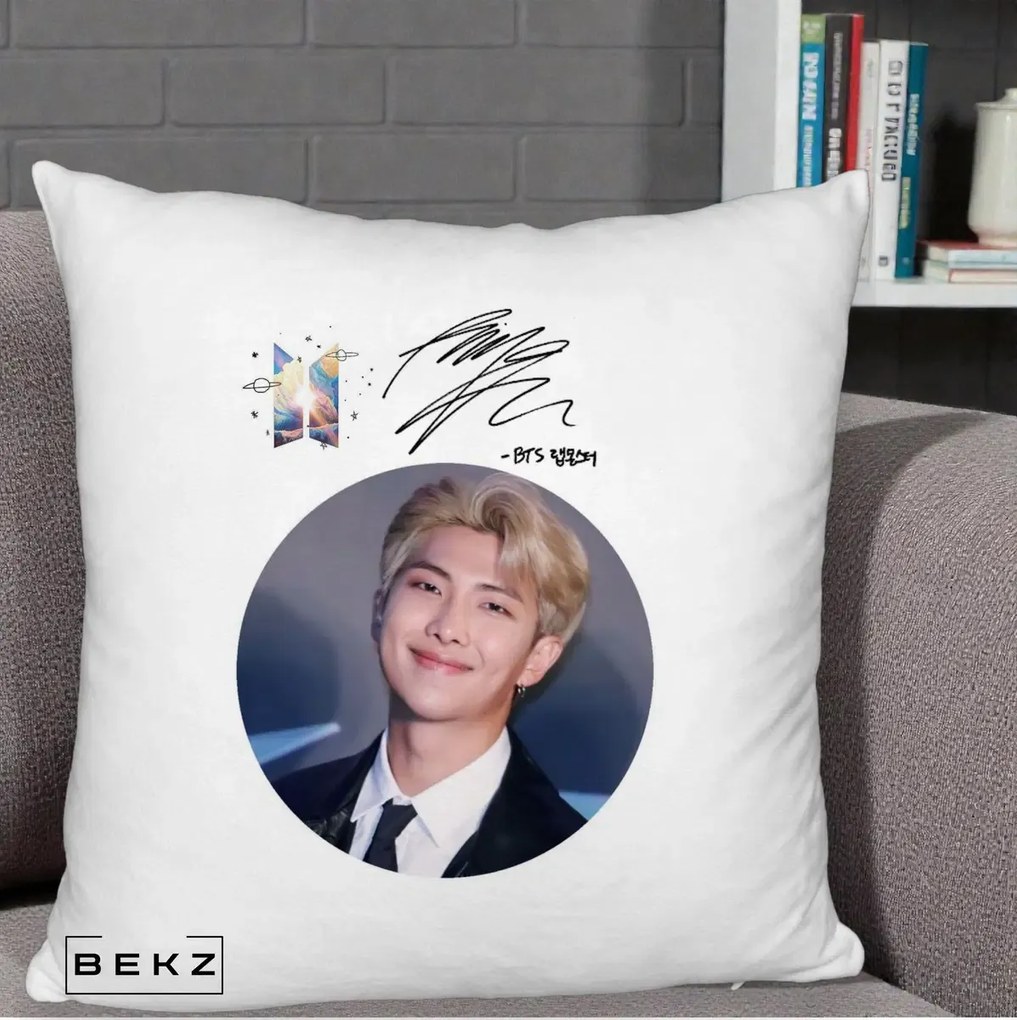 Perna Personalizata K-pop BTS RM Namjoon Portret Cerc cu Autograf, 40x40 cm, Alb Pufos, Husa Detasabila, Perna Inclusa, BEKZ®