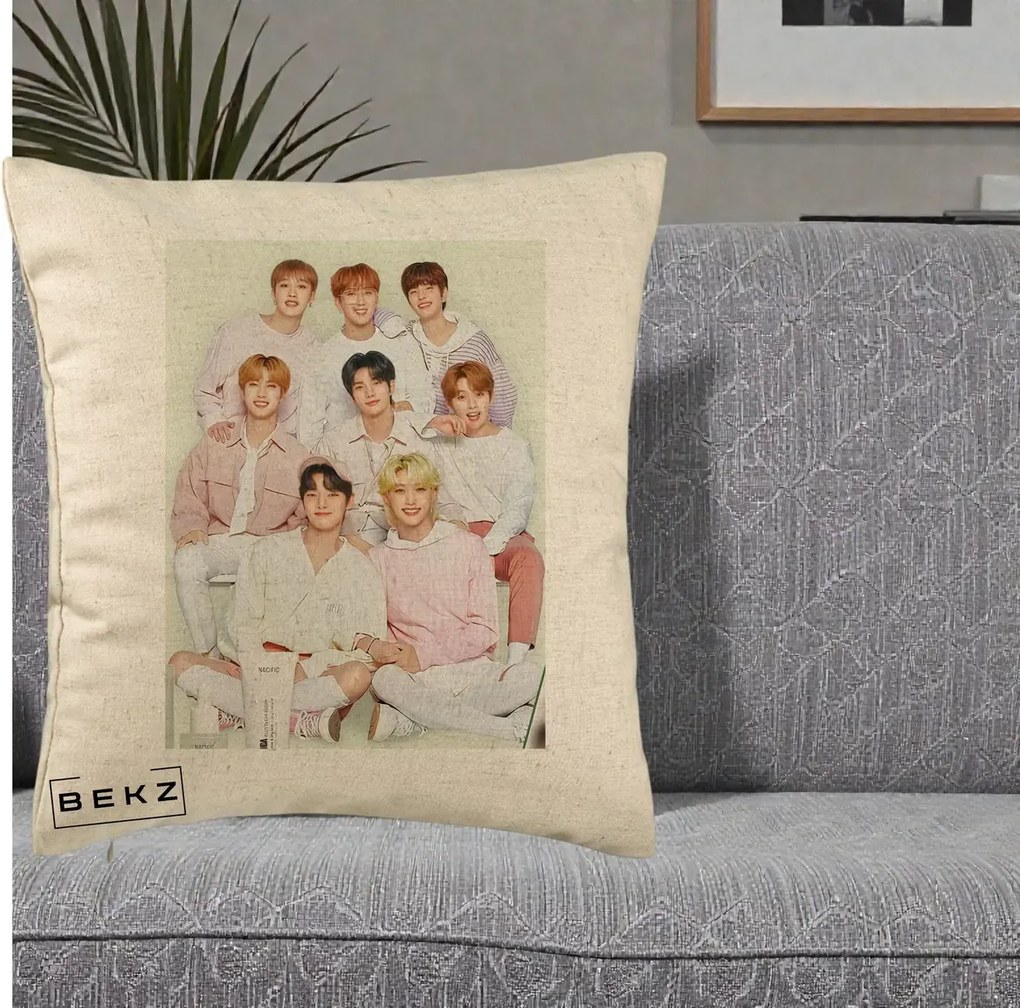 Perna Personalizata K-pop Stray Kids Foto Grup Pastel Roz-Alb cu 8 Membrii, 40x40 cm, Bej, Husa Detasabila, Perna Inclusa, BEKZ®