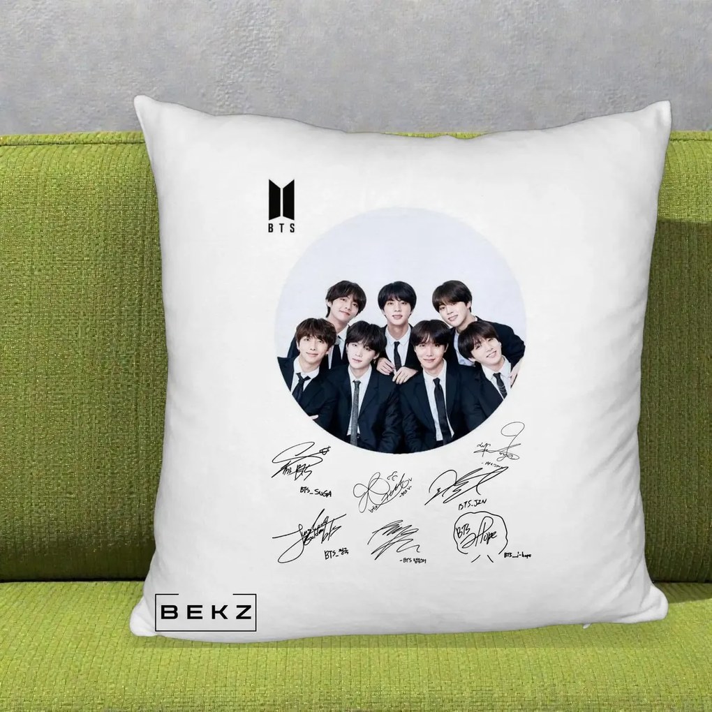 Perna Personalizata K-pop BTS Fotografie Grup Costum Negru si Autografe Cerc, 40x40 cm, Alb Pufos, Husa Detasabila, Perna Inclusa, BEKZ®