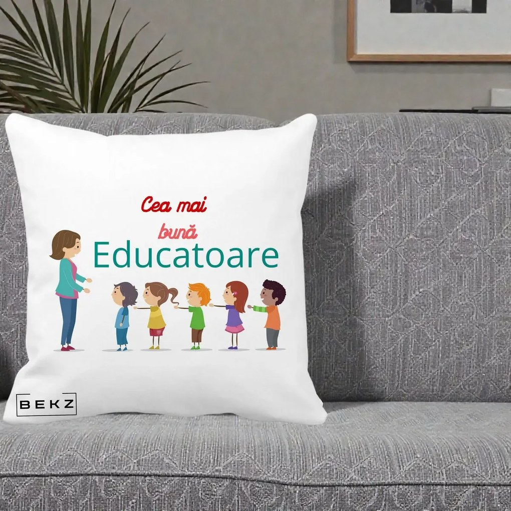 Cadou pentru Educatoare - Perna Personalizata Cea mai Buna Educatoare cu Ilustratie Copii si Educatoare, 40x40 cm, Alba Mata, Husa Detasabila, Perna Inclusa, BEKZ®