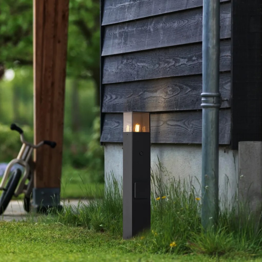 Stâlp de iluminat exterior modern negru cu sticlă fumurie 50 cm cu senzor de crepuscul IP44 - Denmark