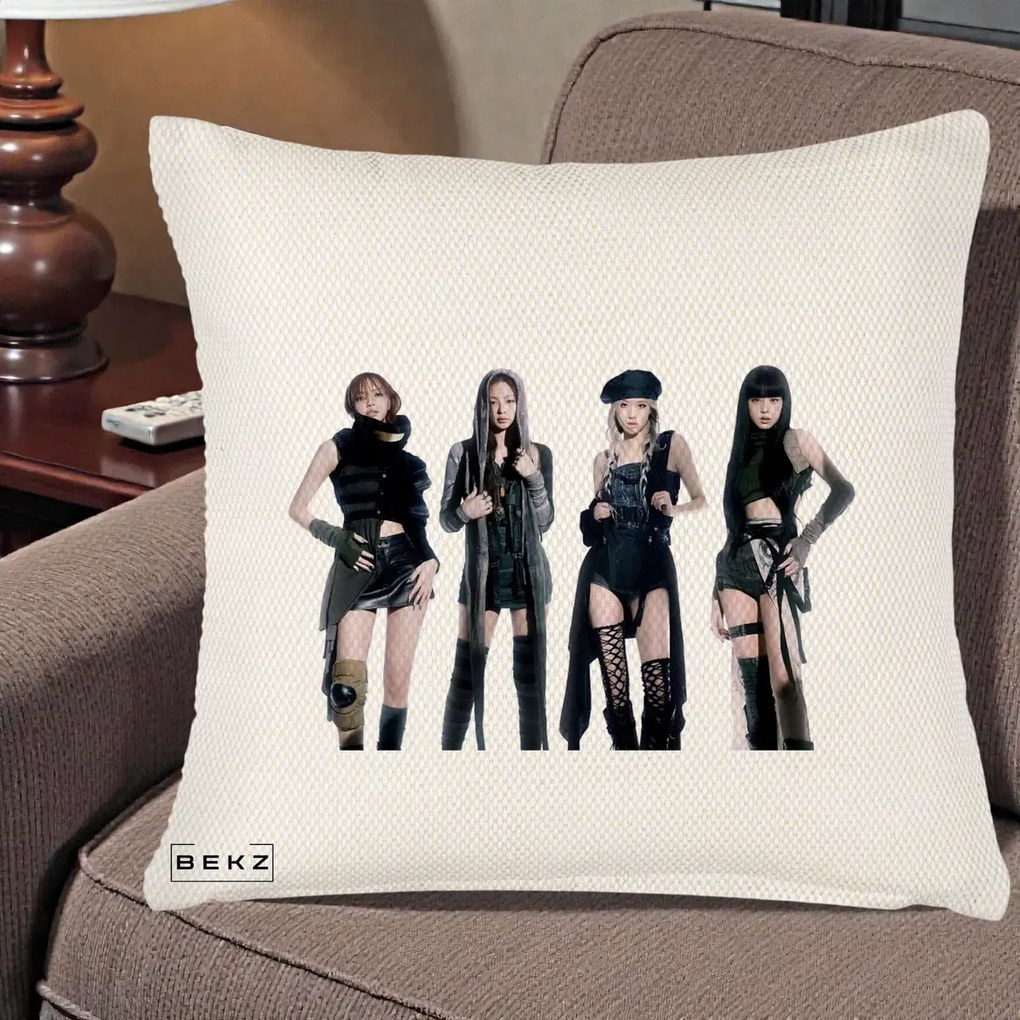 Perna Personalizata K-pop BLACKPINK Tinute Negre Elegante Grup, 40x40 cm, Crem Reliefat, Husa Detasabila, Perna Inclusa, BEKZ®