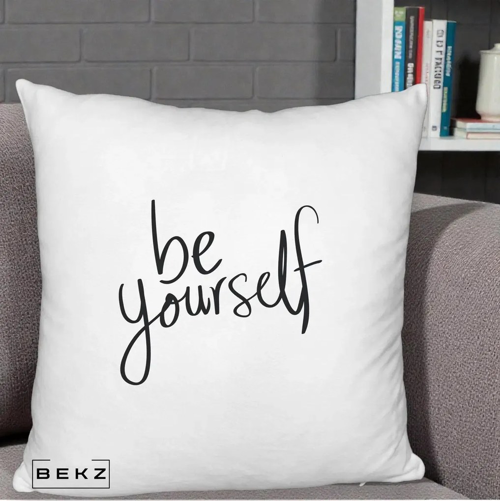 Perna Decorativa Be Yourself Caligrafie Neagra, 40x40 cm, Alb Pufos, Husa Detasabila, Perna Inclusa, BEKZ®