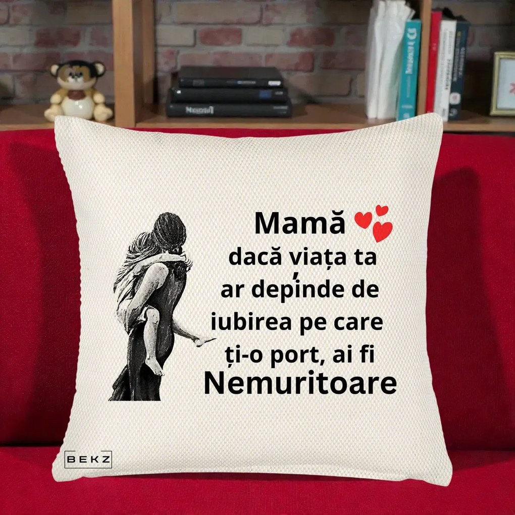 Perna personalizata mama: Mama Nemuritoare Gravura Vintage, 45x45 cm cu Umplutura, Crem Reliefat, BEKZ