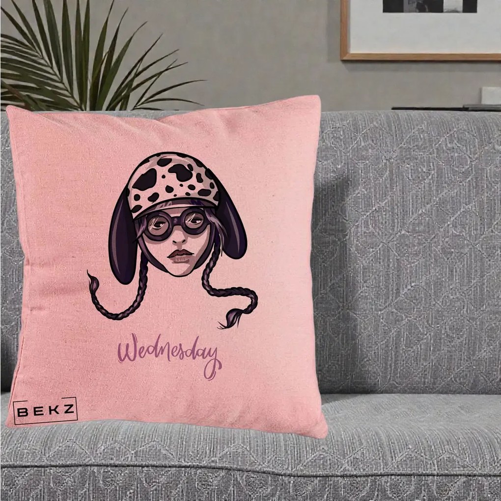 Perna Personalizata Wednesday Addams cu Caine Dalmatian, 40x40 cm, Roz, Husa Detasabila, Perna Inclusa, BEKZ®