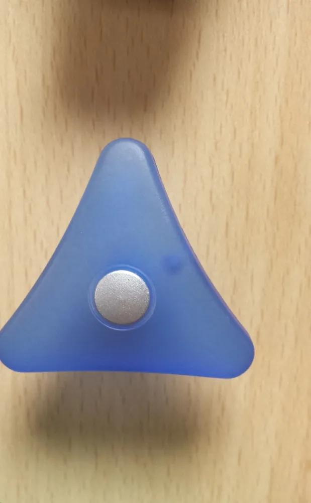 Buton plastic triunghi albastru