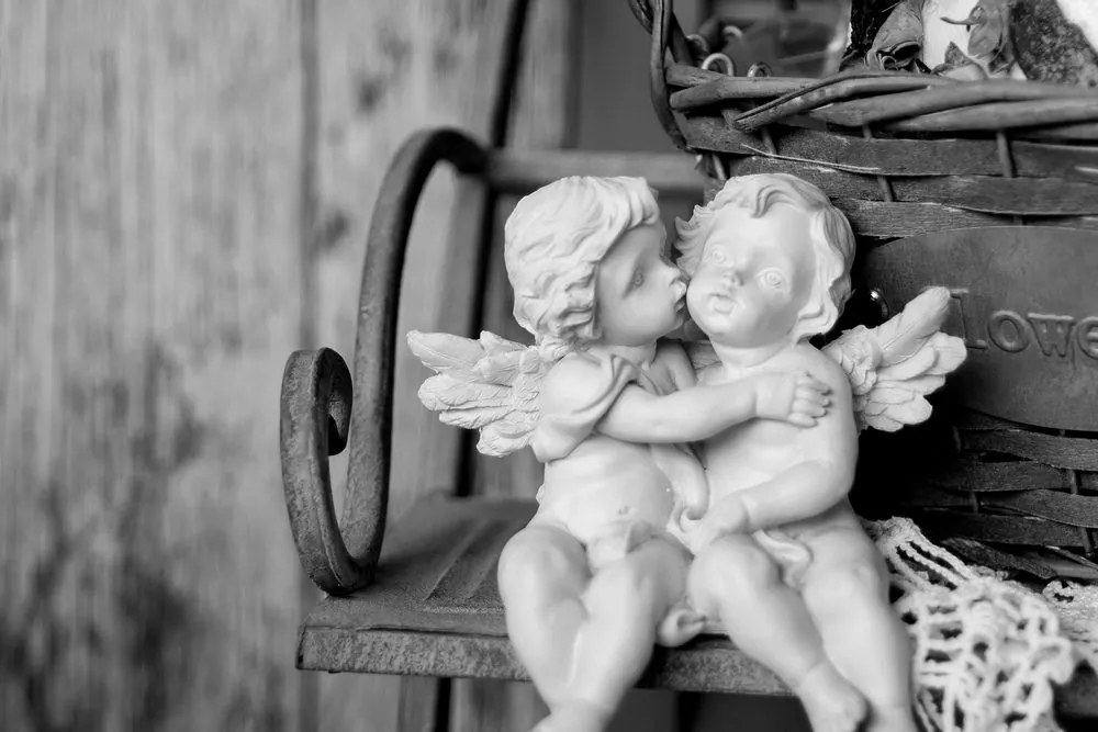 Tablou statuete de îngeri pe bancă în design alb-negru